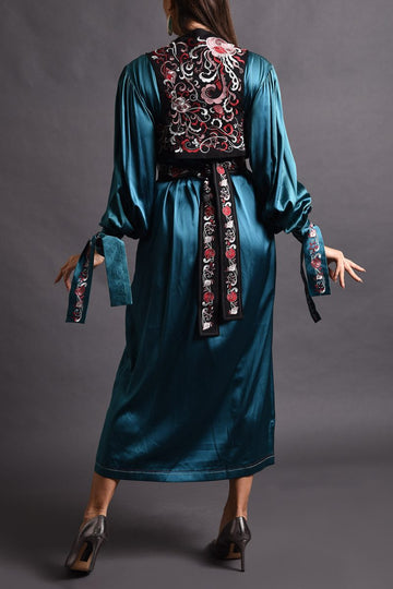فستان ستان مع سترة مطرزة